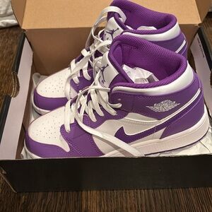 Air Jordan 1 Mid (older kids) size 5
Brand new in box